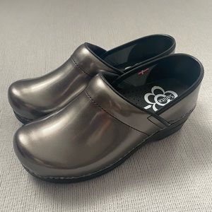 Sanita Clogs, NEW